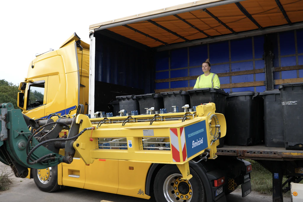 Die Feststoffbehälter werden auf dem Firmengelände in Eberswalde angeliefert. Hier befindet sich die Recyclinganlage für Inhalte aus Trockentoiletten.