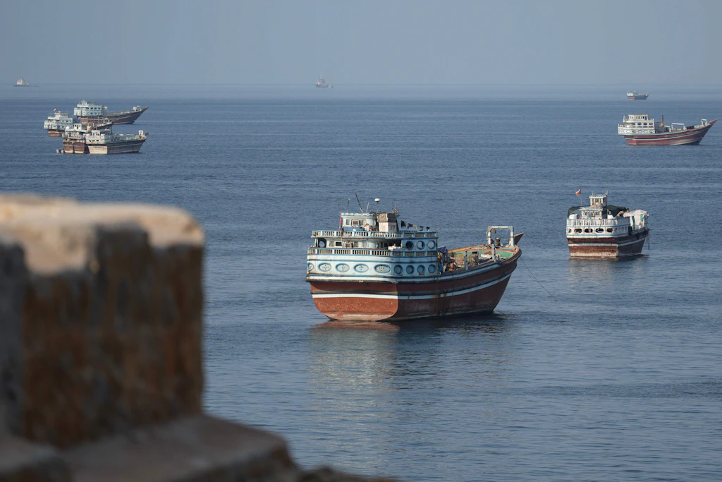 Vor Khasab im omanischen Gouvernement Musandam liegen am 2. Oktober Schiffe nahe der Straße von Hormus vor Anker.