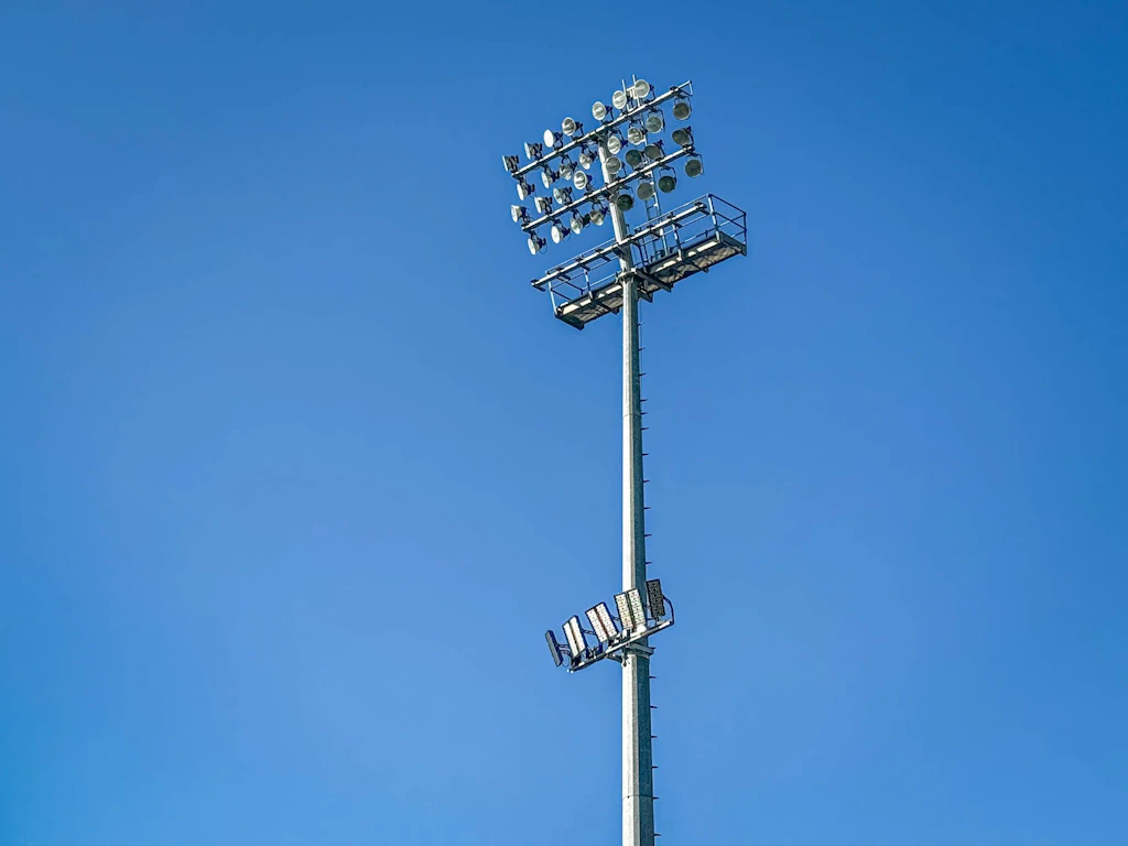 Flutlichtanlage: In Wismar kann der Sportplatz am Kagenmarkt nun auch abends genutzt werden (Symbolbild).