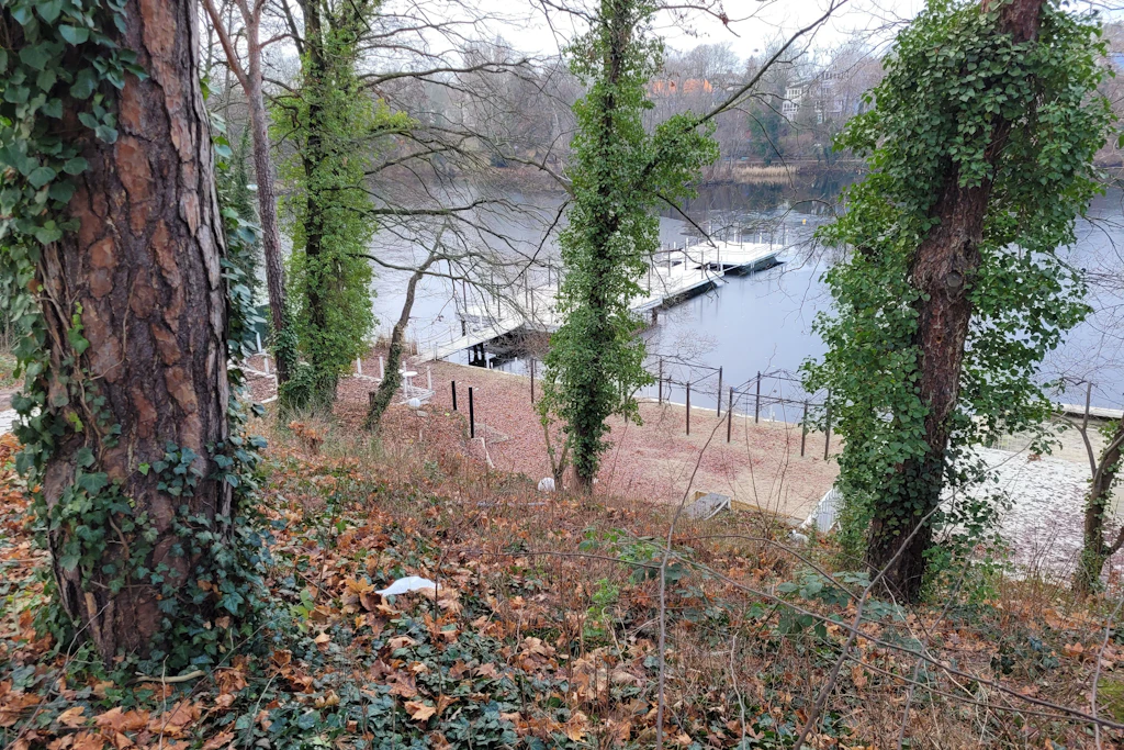 Zustand der Außenanlagen des Strandbades Halensee vor der Sanierung.