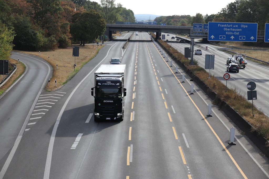 Ein Lastwagen fährt auf der Autobahn: Lkw-Fahrer sind extremen Belastungen ausgesetzt. (Archivbild)