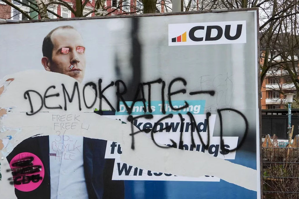 Wahlplakat der CDU mit Farbe beschmiert, zum Teil übermalt und mutwillig zerstört.