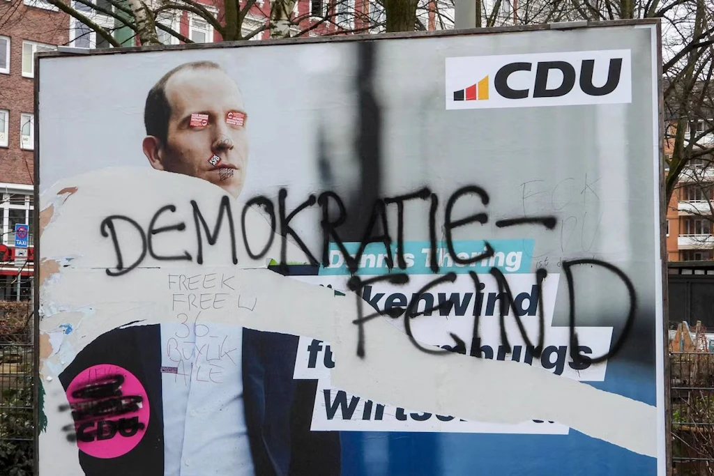 Wahlplakat der CDU mit Farbe beschmiert, zum Teil übermalt und mutwillig zerstört.
