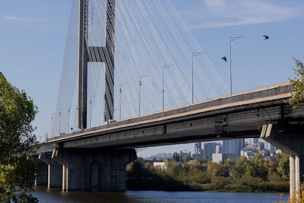Die Südbrücke über den Dnipro in Kiew. Die wichtige Verkehrsverbindung wurde Anfang Oktober mehrfach von russischen Drohnen angegriffen.
