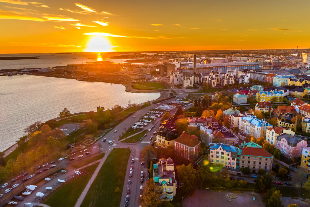 Blick auf Helsinki bei Sonnenuntergang. In Finnland prüft die Polizei Hinweise auf unbefugte Zutritte zu Wohnungen mehrerer Abgeordneter.