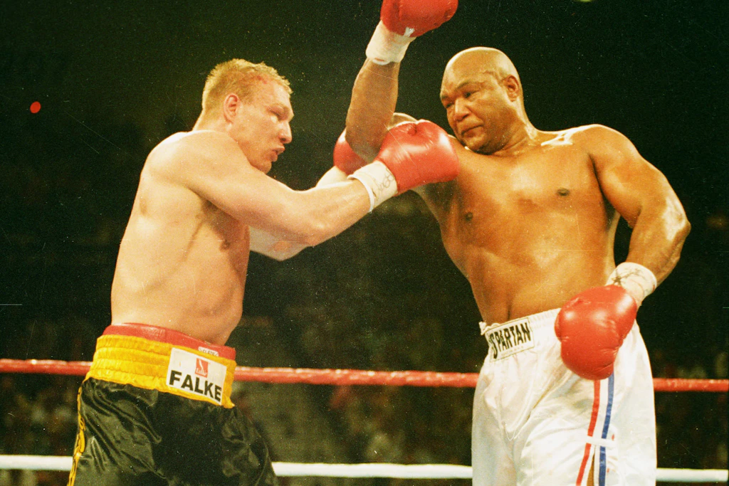 Axel Schulz und George Foreman beim Boxkampf in Las Vegas 1995.