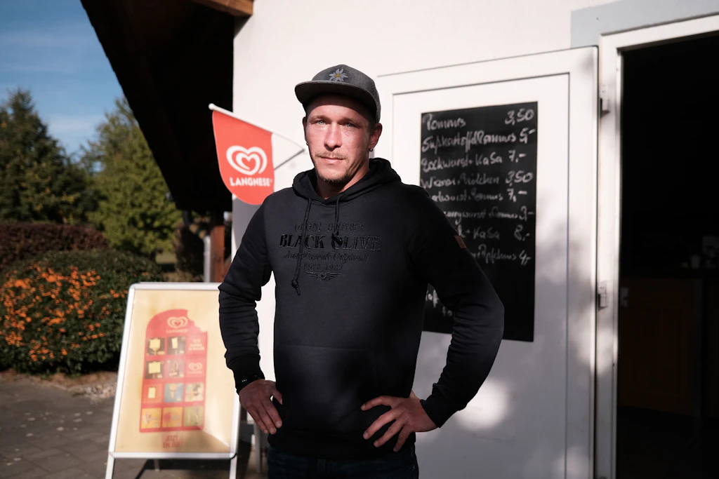 Marcus Porath ist der Liebe wegen nach Holzdorf gezogen und arbeitet in der Gastronomie. Zwei seiner Brüder dienen in der Bundeswehr.