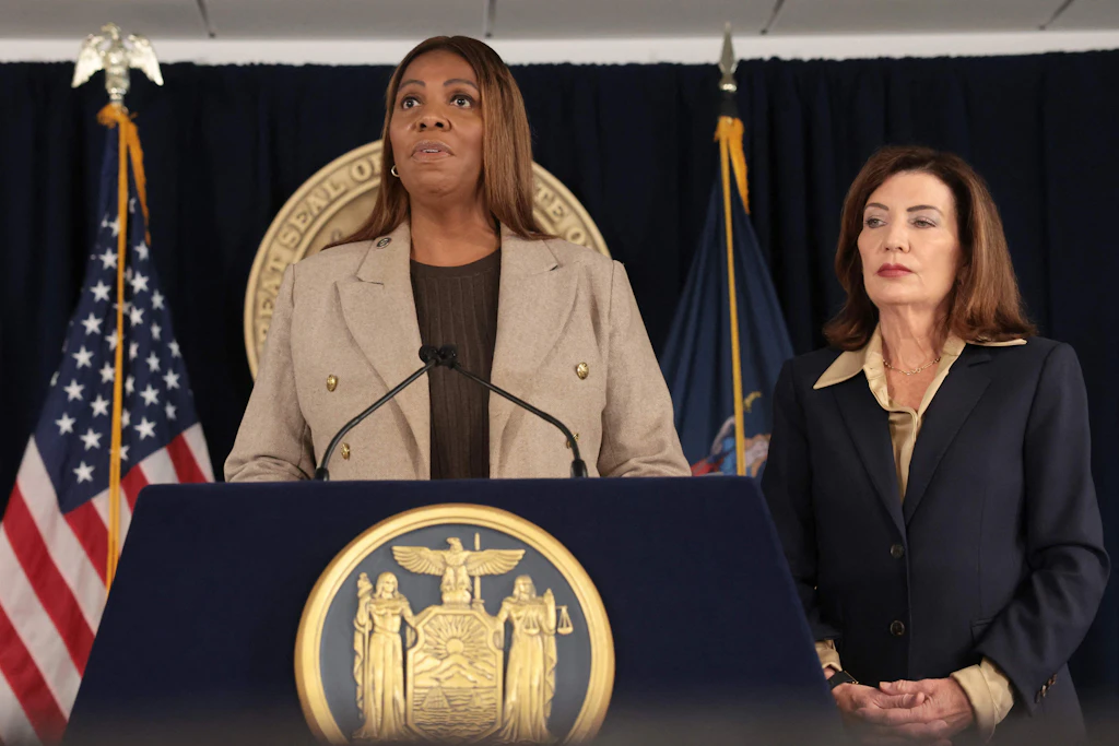 New Yorks Generalstaatsanwältin Letitia James (l.) und Gouverneurin Kathy Hochul bei der Ankündigung neuer Ermittlungen im Cornell-Fall.