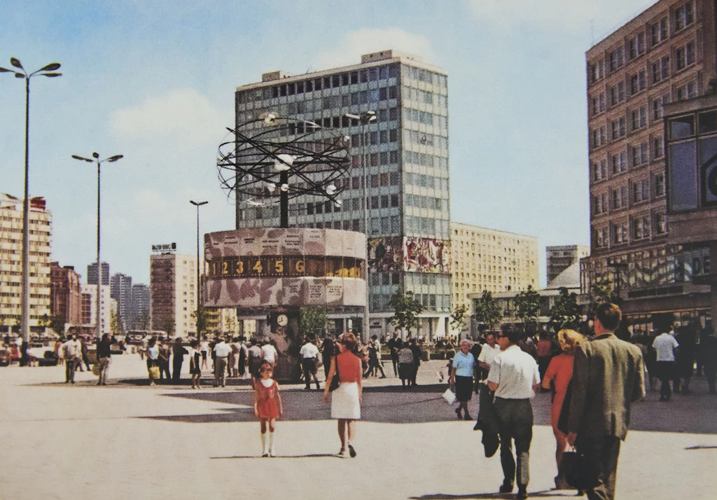 Urania-Weltzeituhr und Haus des Lehrers, Alexanderplatz, 1971. Baujahr: 1969. Gestaltung der Uhr: Erich John