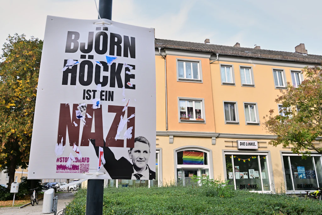 Ein Plakat mit der Aufschrift „Björn Höcke ist ein Nazi“ hängt an einem Lampenmast in Fürstenwalde.