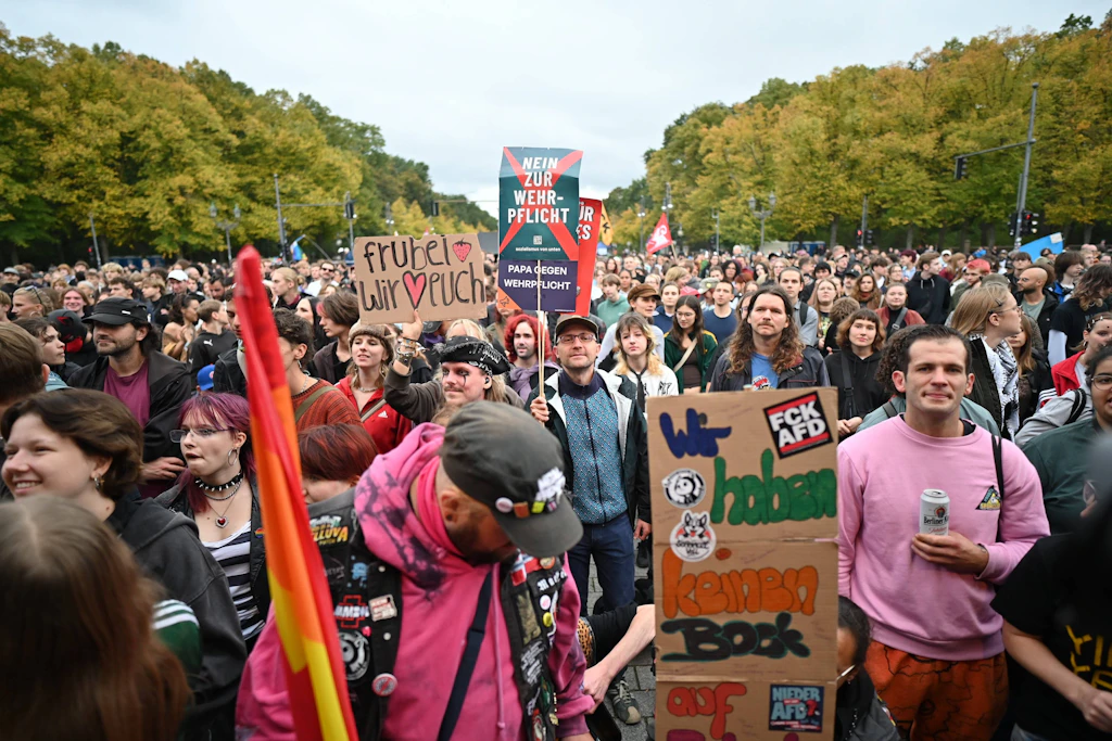 Hunderte Menschen protestieren vor dem Brandenburger Tor gegen die Wehrpflicht und Rüstungspolitik der Bundesregierung.