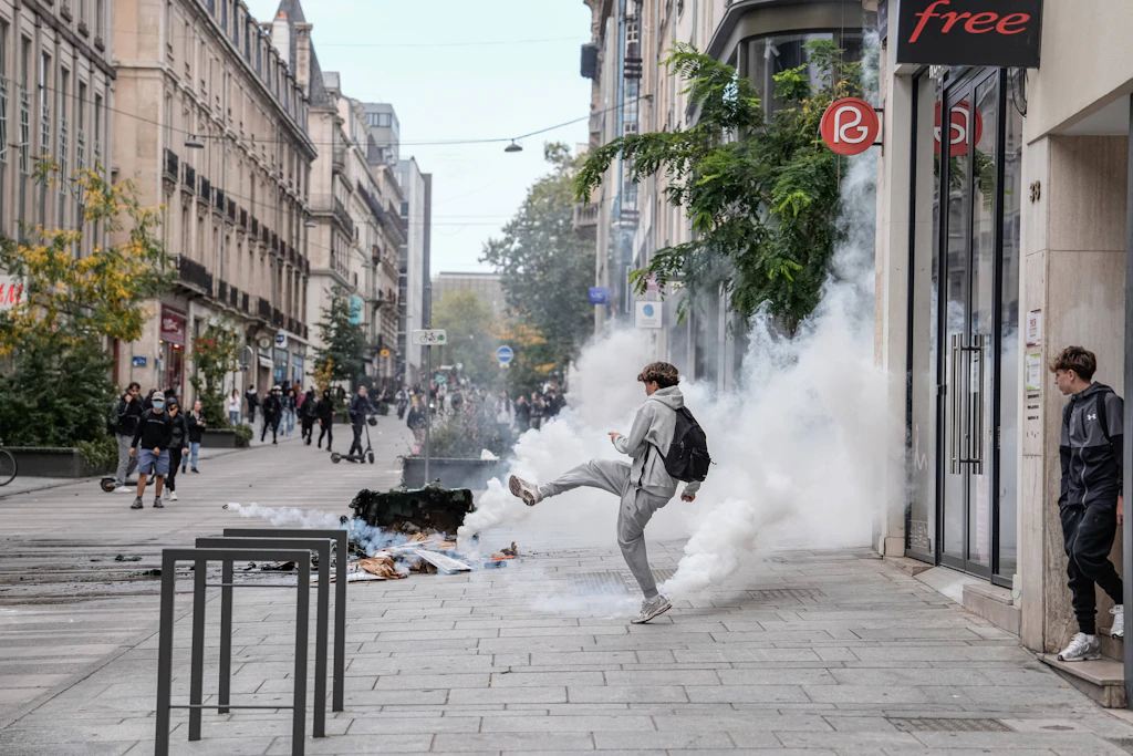 Schüler geraten am 2. Oktober in Nancy mit der Polizei aneinander. Die landesweiten Proteste richten sich gegen schlechte Lernbedingungen und fehlende Mittel für Bildung.