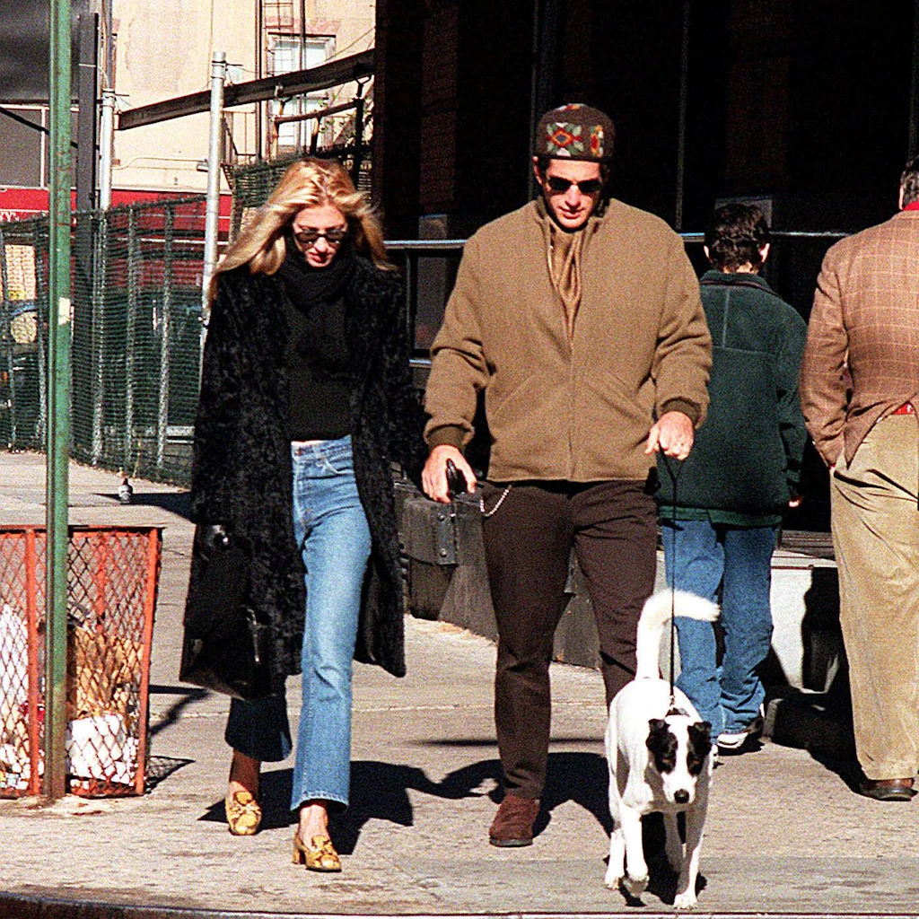 90er-Minimalismus in Reinform: Carolyn Bessette-Kennedy, hier 1996 mit John F. Kennedy Jr. in Tribeca, gilt als Stilikone der schmalen Jeans.