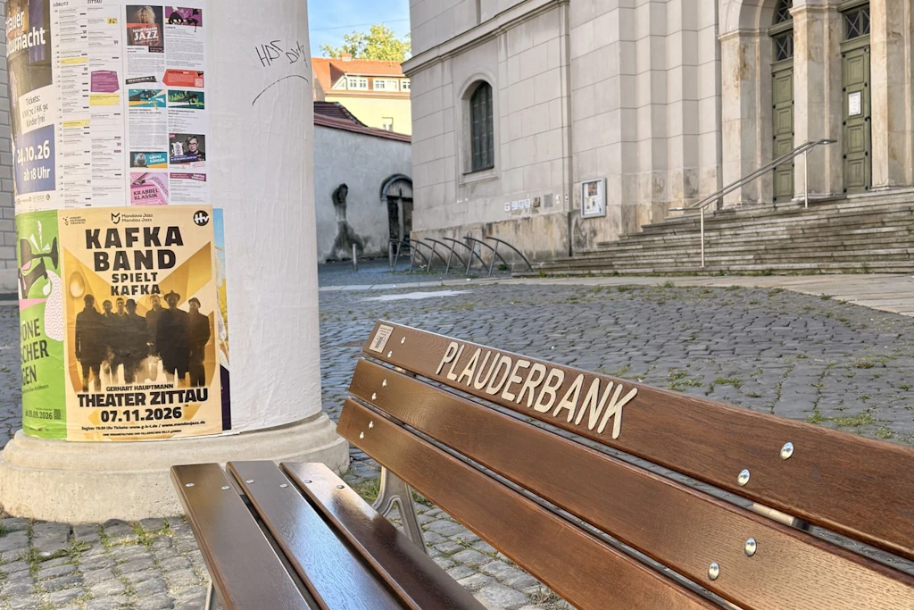 Neue Plauderbank: Vor der Johanniskirche in Zittau lädt nun eine Bank zum Gespräch ein.