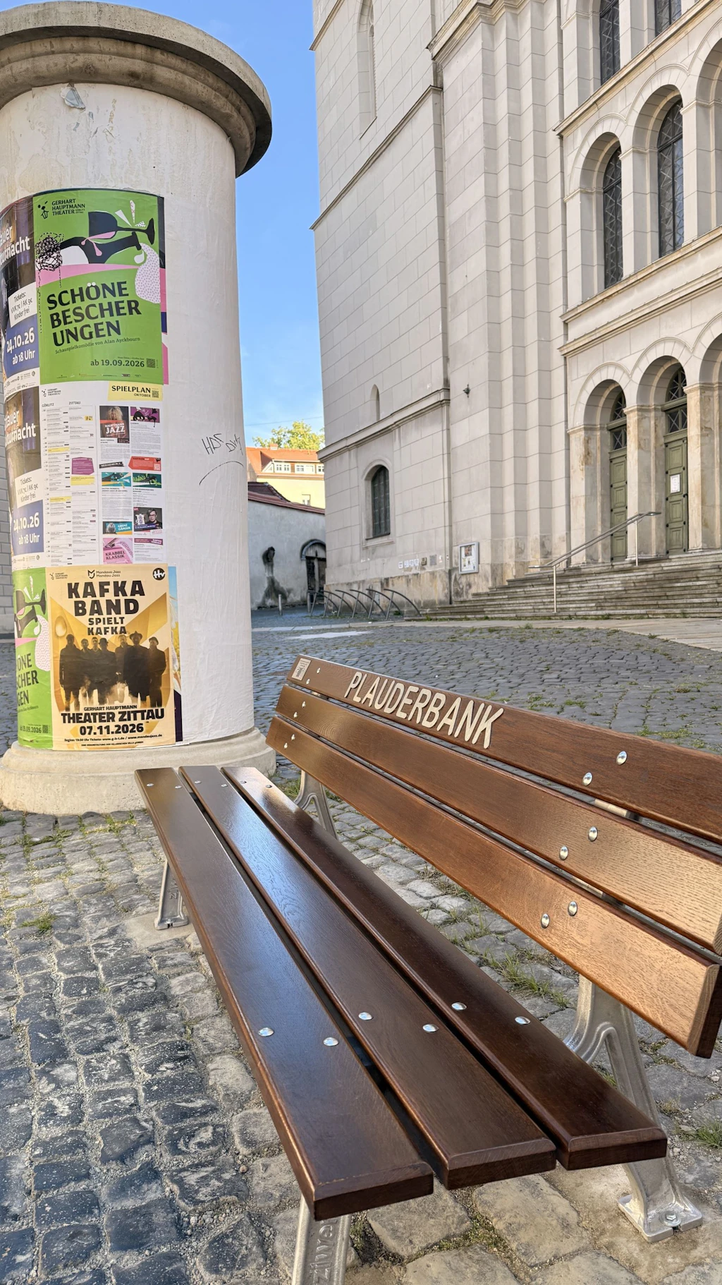 Neue Plauderbank vor der Johanniskirche in Zittau