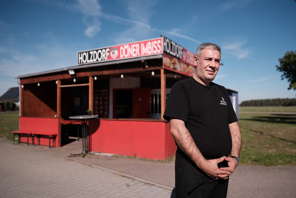 „Wir fühlen uns in Sicherheit. Wir haben keine Angst“: Ibrahim Karan betreibt seit drei Jahren den Holzdorf Döner Imbiss.