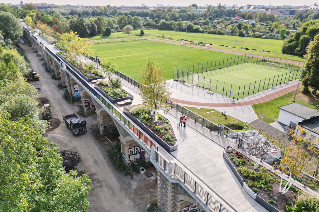 Höhenpark: Auf dem Sellerhäuser Viadukt in Leipzig ist ein neuer Grünraum für Spaziergänger und Radfahrer entstanden.