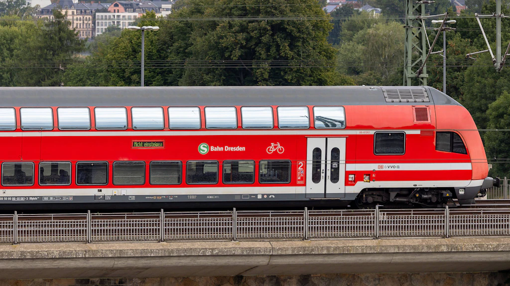 Der VVO kündigt ab Dezember erste Kürzungen bei RB45 und S3 an (Symbolbild).
