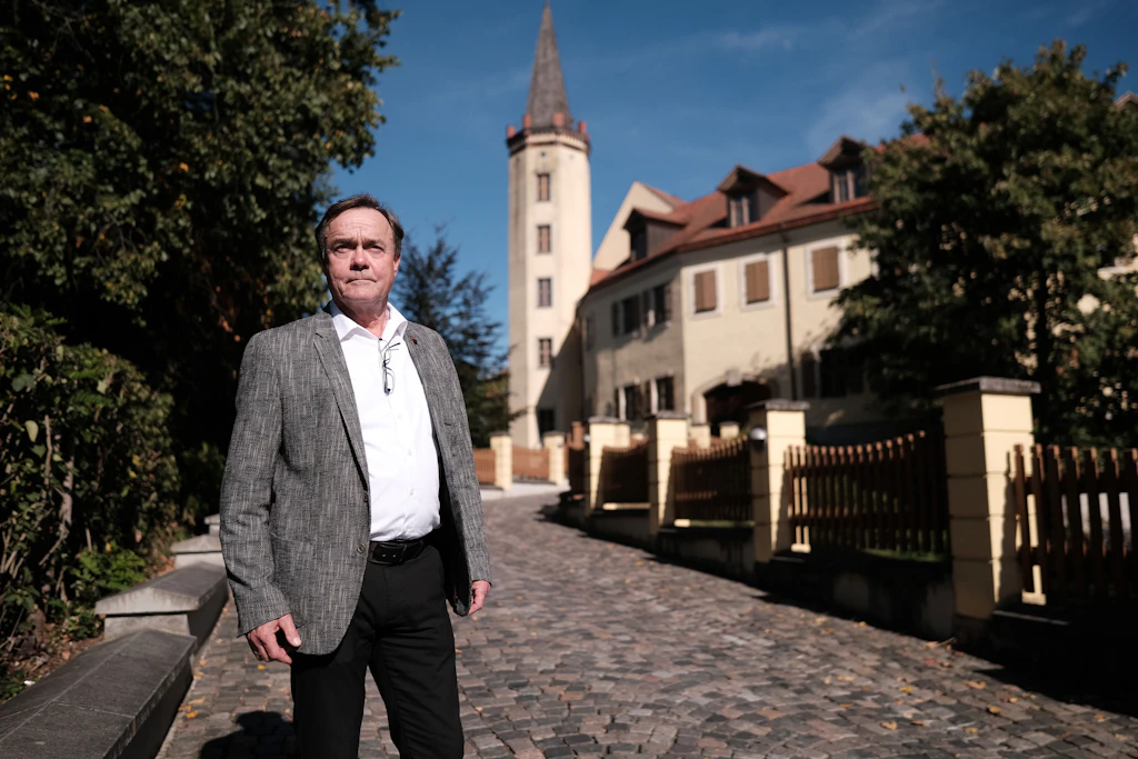 Vom Cockpit ins Rathaus: Michael Jahn, früher NVA-Pilot in Holzdorf, heute Bürgermeister von Jessen, vor dem Schloss der Stadt.
