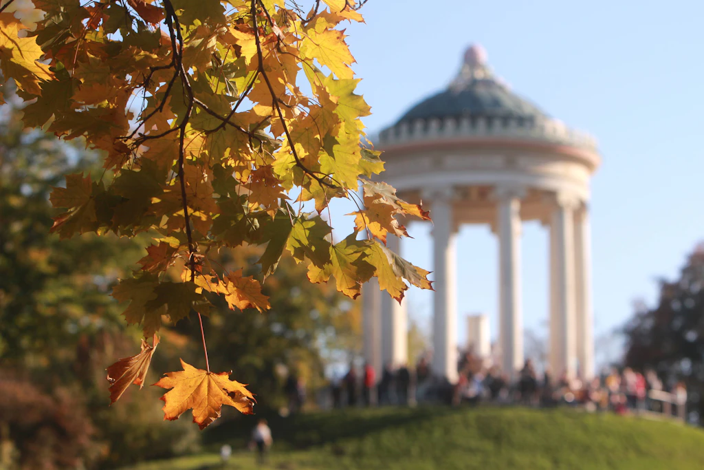 Herbstsonne am Monopteros im Englischen Garten in München: Bis Mittwoch sind in Deutschland noch einmal bis zu 26 Grad möglich, danach wird es deutlich kühler. (Symbolbild)
