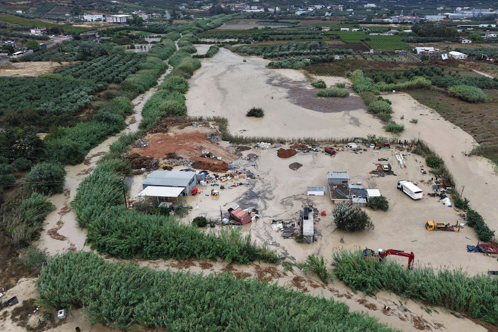 Das Hochwasser des über die Ufer getretenen Flusses Drakouliaris überschwemmt ein Geschäft in der Nähe von Heraklion auf der Insel Kreta.