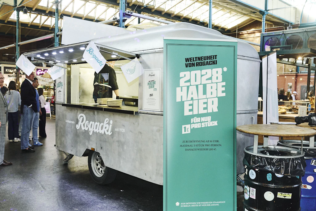 Neben Klassikern von der Frischetheke, versorgt ein Foodtruck die Besucher mit kleinen Häppchen zum schmalen Preis.