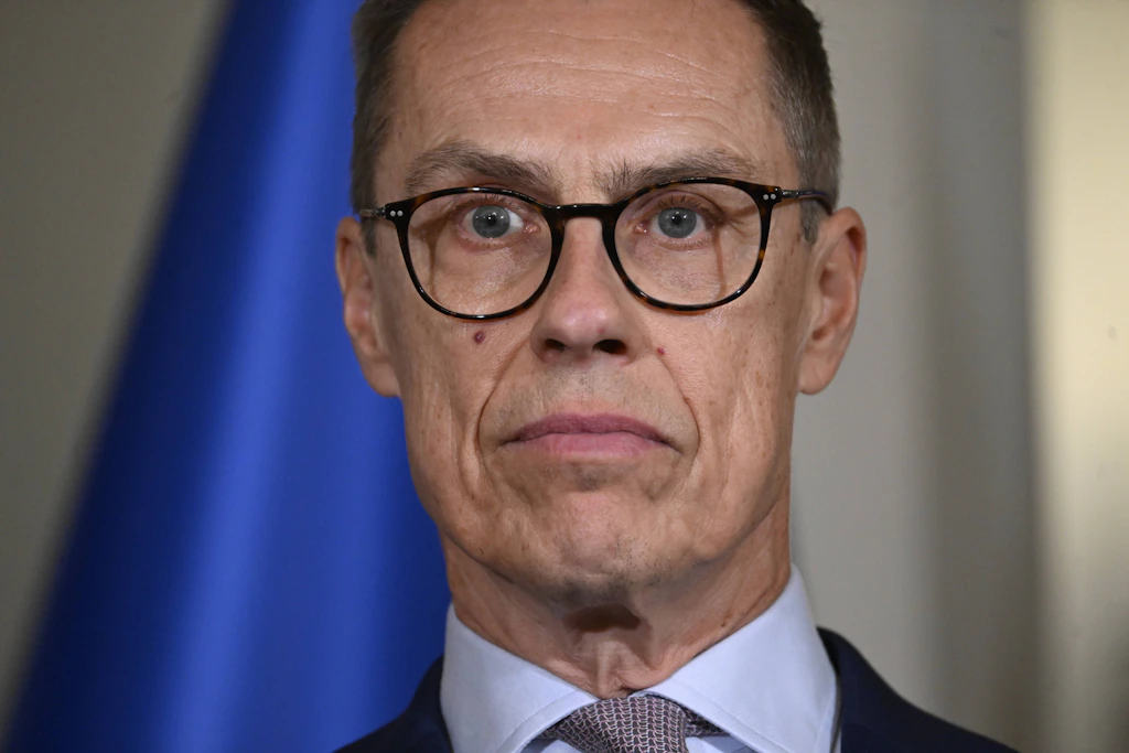 Finnlands Präsident Alexander Stubb bei einer Pressekonferenz in Helsinki. Er bezeichnete Angriffe auf Abgeordnete als Angriff auf die Demokratie.