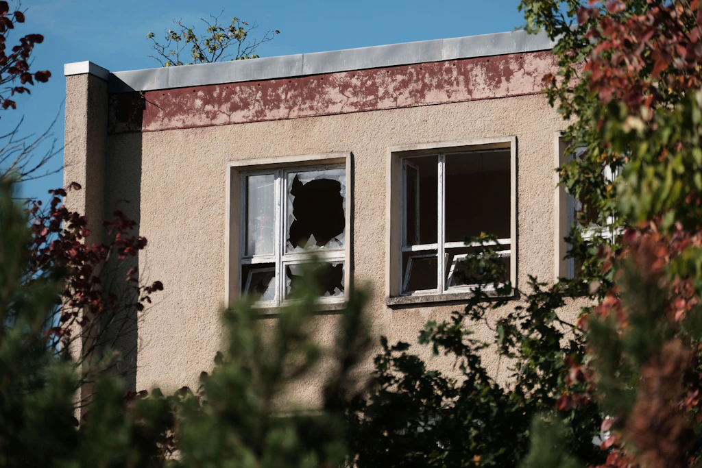 Verfallene Schule im ehemaligen NVA-Wohnpark Holzdorf-Ost. Während die Bundeswehr Milliarden in den Fliegerhorst steckt, wächst hier der Wald über die Gebäude.