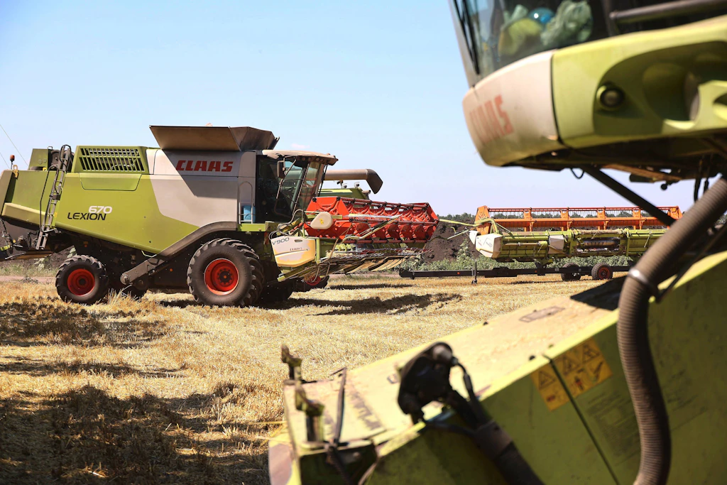 Ernte in der Region Charkiw: Mähdrescher auf dem Feld der Gagarin Agricultural Firm LLC während der Erntezeit in der Region Charkiw, Ukraine, am 3. August 2026