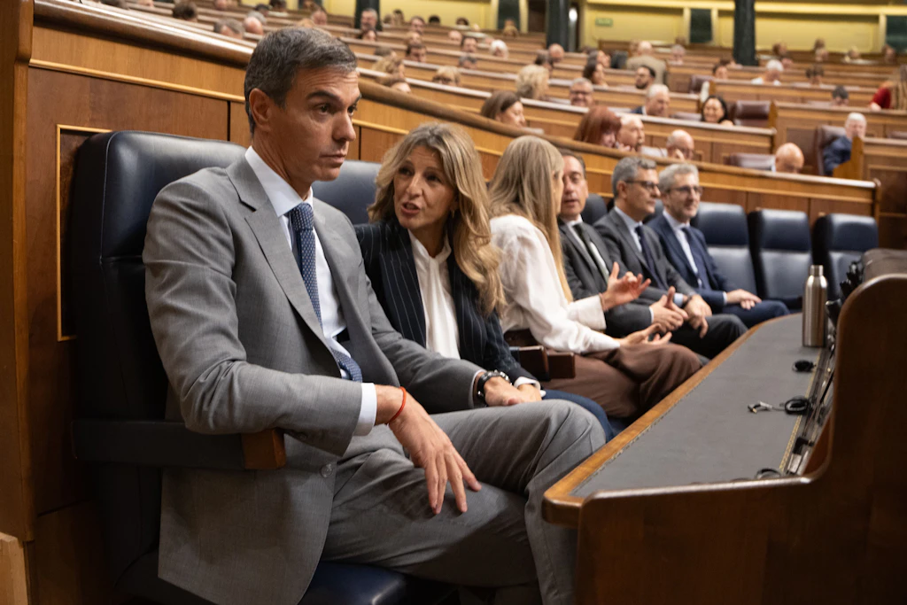 Spaniens Ministerpräsident Pedro Sánchez im Parlament in Madrid. Die Abgeordneten lehnten am 2. Oktober beide Regierungsdekrete gegen die Wohnungsnot ab.