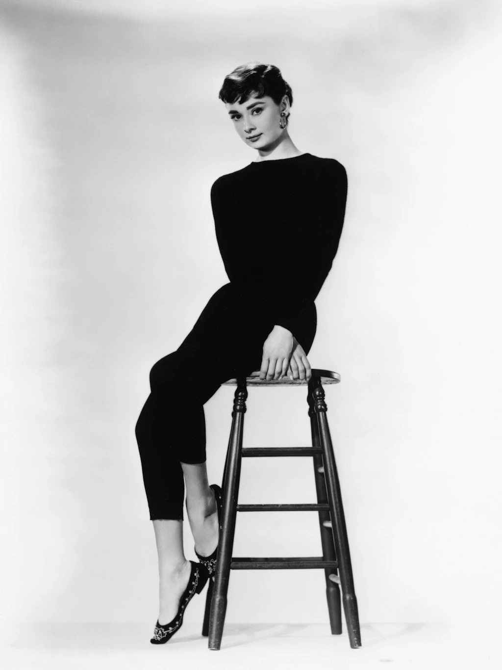 Audrey Hepburn machte die Zigarettenhose in den 1950er-Jahren berühmt. Ihre Kombi aus schmaler Hose und Ballerinas ist bis heute ein Vorbild.