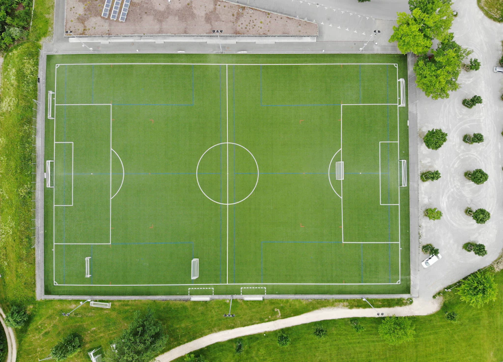 Kunstrasenplatz: In Dresden-Strehlen ist eine neue Sportstätte mit Flutlicht, Boulderwand und Calisthenicsanlage entstanden (Symbolbild).
