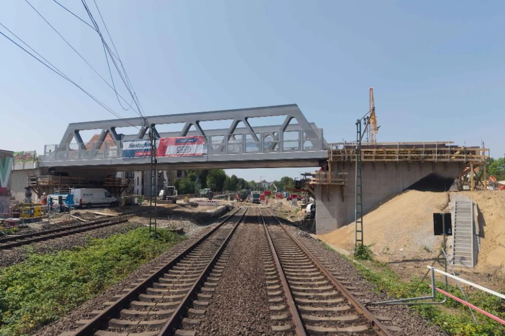 Eisenbahnbrücke: In Leipzig-Sellerhausen-Stünz ist das neue Kreuzungsbauwerk seit Samstag in Betrieb.
