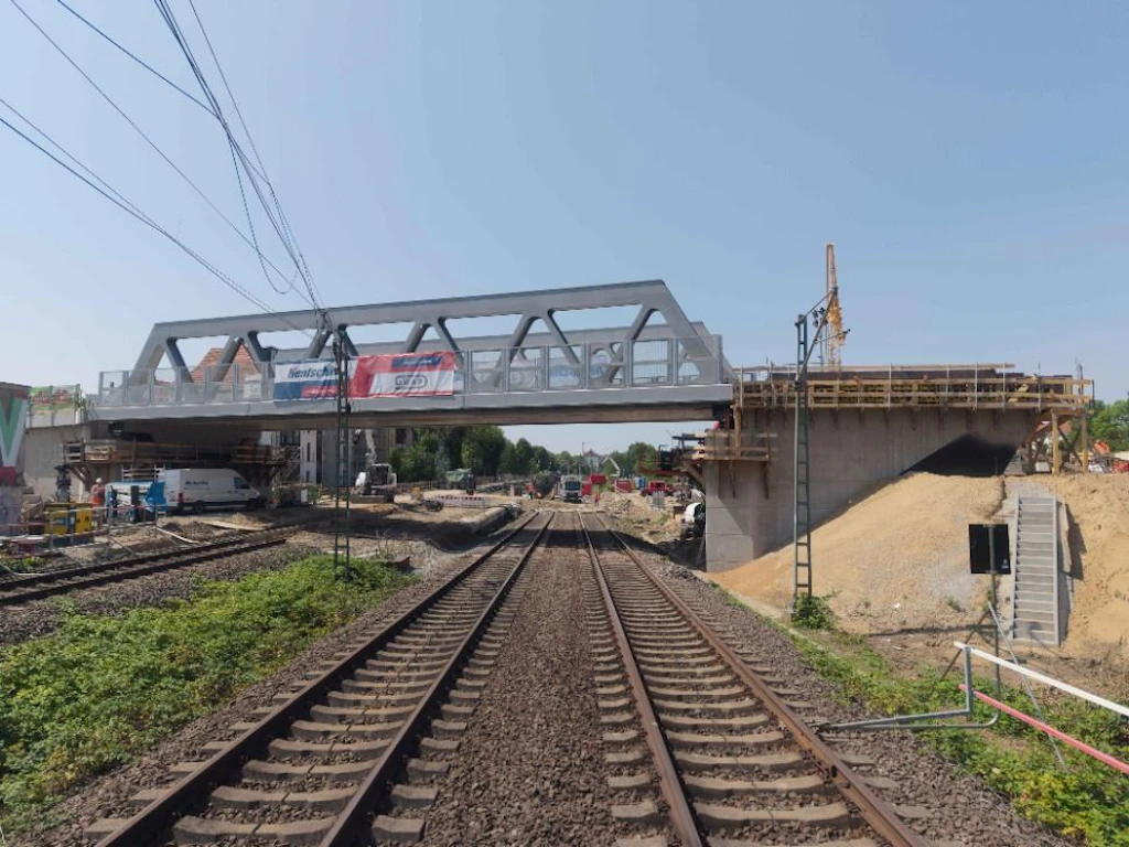 Neue Eisenbahnbrücke in Sellerhausen-Stünz in Betrieb, Züge fahren seit Samstagmorgen