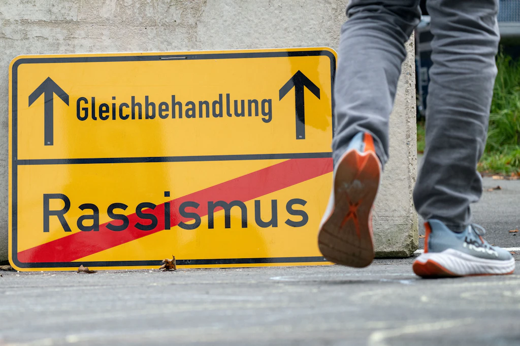 Auf dem Gelände des Deutsch-Deutschen Museums in Mödlareuth hatte ein buntes Bündnis auch dieses Schild aufgestellt. Anlässlich des Tags der Deutschen Einheit fanden in dem ehemals geteilten Ort, der auch als "Little Berlin" bekannt ist, mehrere Veranstaltungen statt.