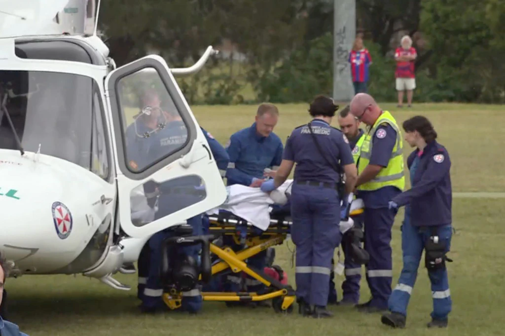 Auf diesem aus einem Video stammenden Bild wird eine Person in einen Rettungshubschrauber geladen, nachdem ein Autofahrer mehrere Rugby-Fans verletzt hat.