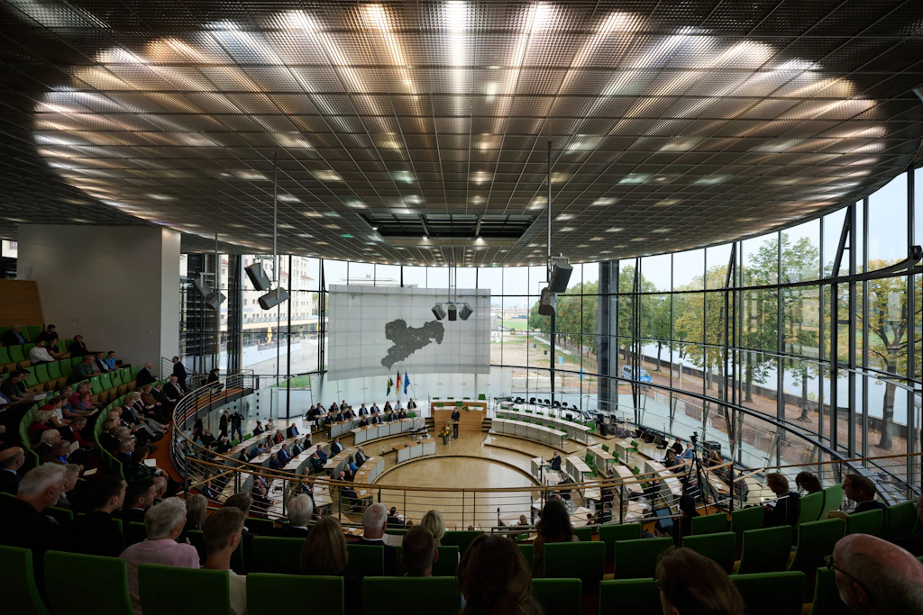 Im Sächsischen Landtag treffen sich nicht nur die Abgeordneten, sondern auch der Corona-Untersuchungsausschuss.