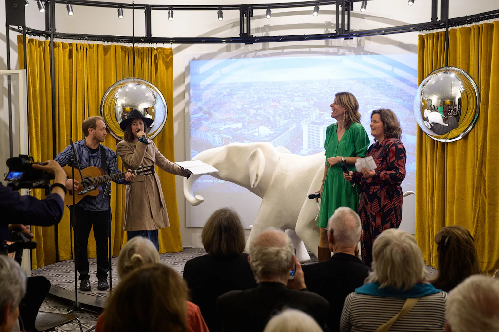 „Homecoming & Jubiläum“: Das Literaturhaus Berlin feiert. Die Leiterinnen Janika Gelinek (2.v.r.) und Sonja Longolius (r.) haben den Elefant auf die Bühne gebracht.