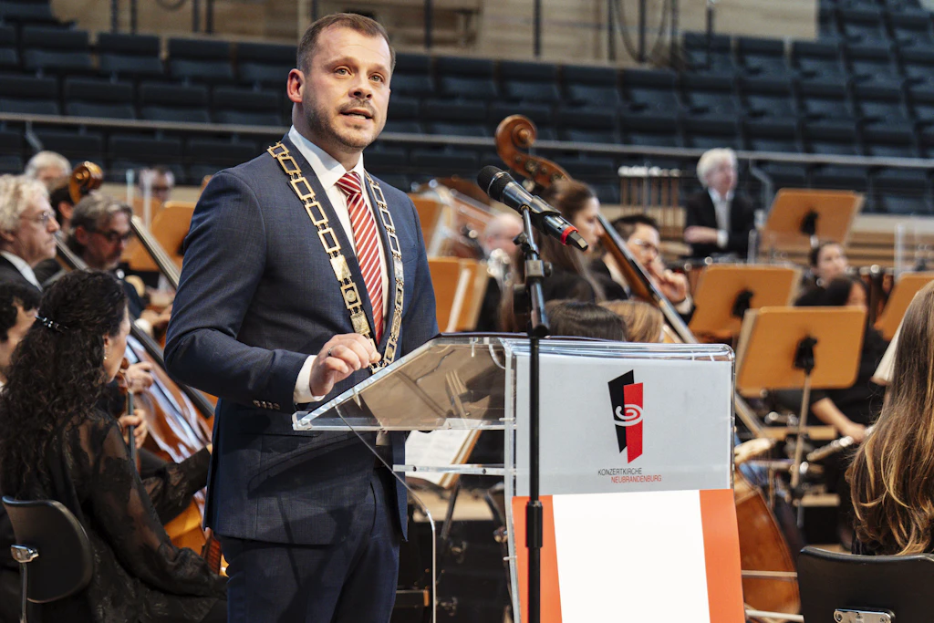 Oberbürgermeister Nico Klose während der Festrede in er Konzertkirche.