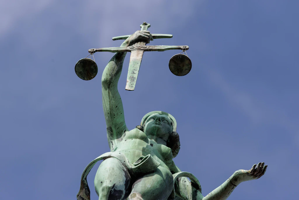 Justitia mit Waage und Schwert auf dem Giebel des Zentraljustizgebäudes am Wilhelmsplatz in Bamberg