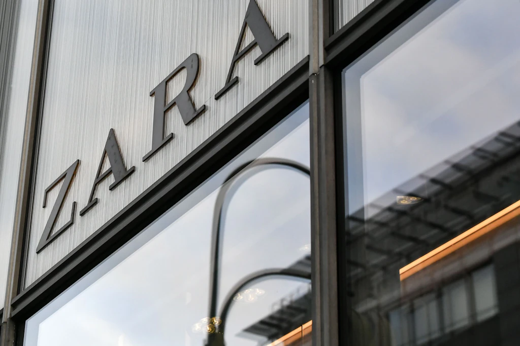Das Zara-Logo an einem Ladengeschäft des spanischen Textilunternehmens in Berlin