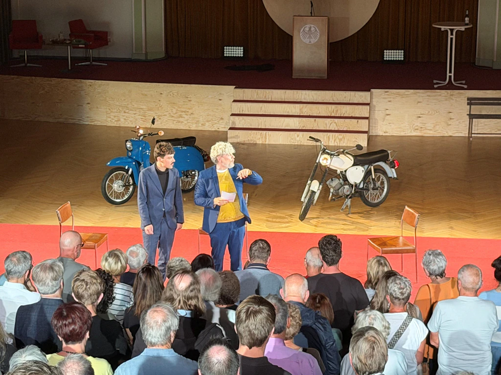 Eine lange und herzliche Danksagung von und an die Macher von Aron Boks und Janek Liebetruth.