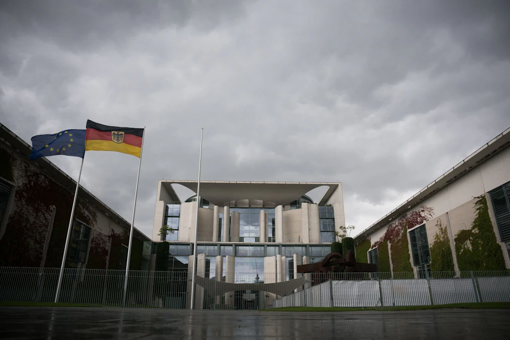 Dunkle Wolken ziehen über das Bundeskanzleramt: Laut Insa liegt die AfD bei 30 Prozent, die Union fällt auf 18.