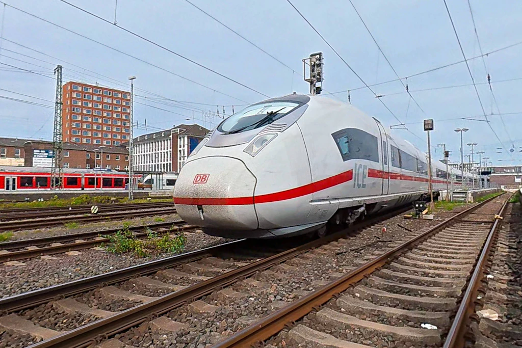 Ein ICE der Deutschen Bahn: Im September verfehlte der Konzern erneut sein Pünktlichkeitsziel. 