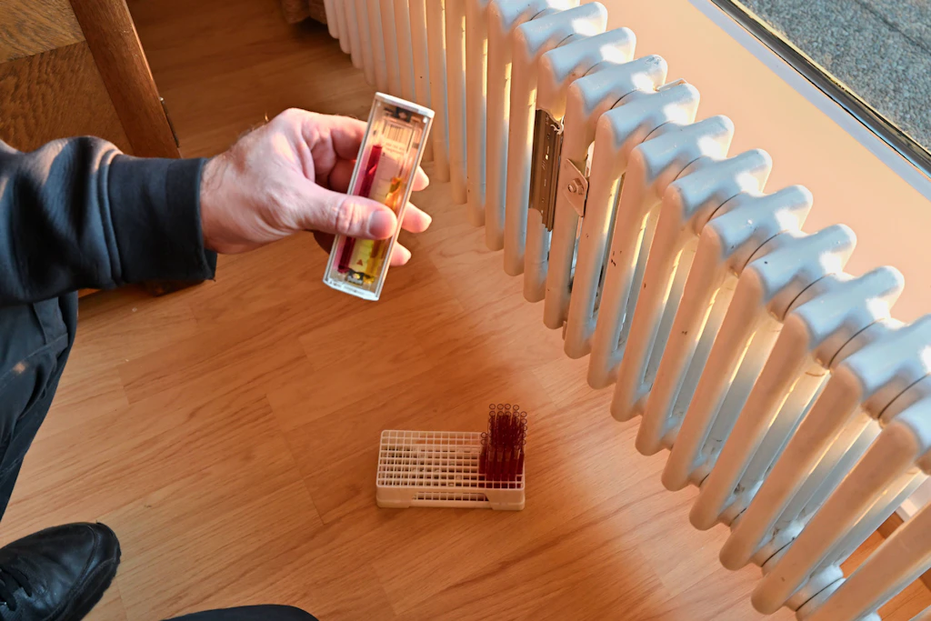 Ein Heizkostenverteiler nach dem Verdunstungsprinzip: Bei der Ablesung werden die Röhrchen mit Messflüssigkeit von Hand getauscht. Solche Geräte müssen bis 31. Dezember 2026 durch fernablesbare Zähler ersetzt werden. (Symbolbild)
