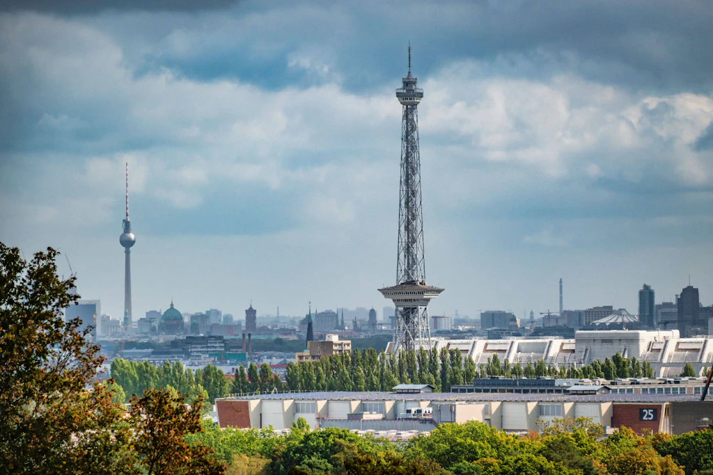 Der Berliner Funkturm prägt die Stadtsilhouette beim Blick vom Drachenberg in Richtung Innenstadt.