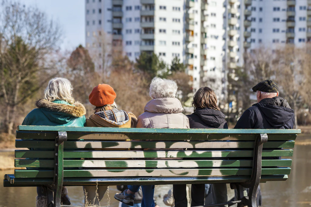 Rentnerinnen und Rentner auf einer Parkbank: Im Osten geht jeder dritte Neurentner über die abschlagsfreie Rente nach 45 Jahren. Die Rentenkommission will sie abschaffen. (Symbolbild)