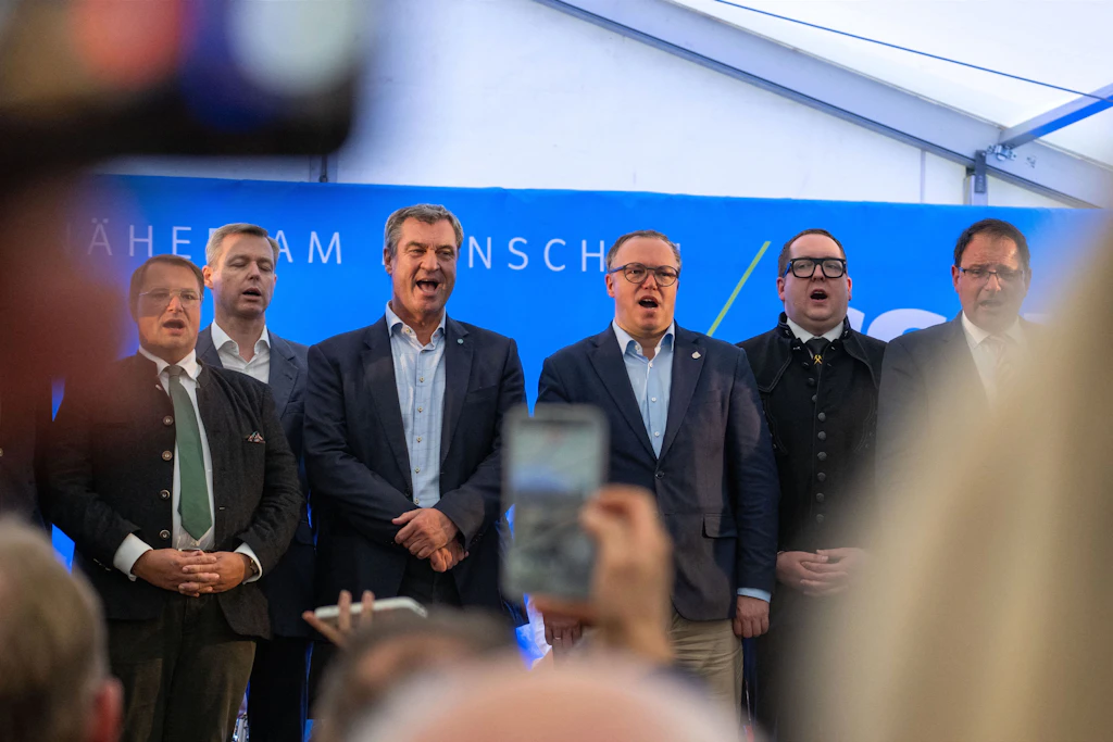 Kernige Reden und Hymnenpflege: Markus Söder (Mitte l., CSU), Ministerpräsident von Bayern, Mario Voigt (Mitte r., CDU), Ministerpräsident von Thüringen, und Tom Unger (2.v.r, CDU), Generalsekretär der CDU Sachsen, beim Deutschlandfest der CSU in Mödlareuth.