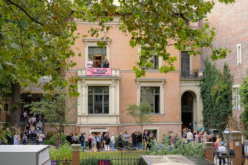 „Homecoming & Jubiläum“ – Blick auf die Villa und den Garten