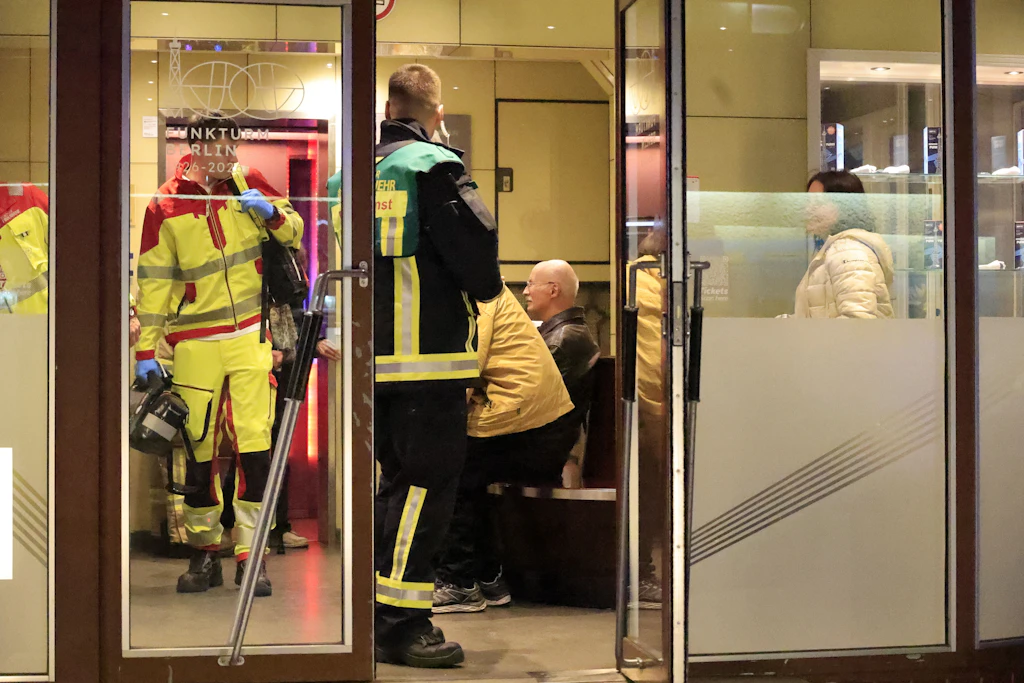 Die Feuerwehr brachte die Besucher von Restaurant und&nbsp; Aussichtsplattform des Berliner Funkturms wieder nach unten.